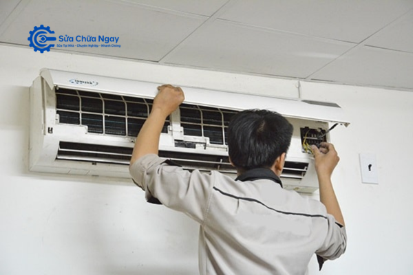 Kỹ thuật viên kiểm tra và vận hành thử điều hòa sau sửa chữa tại Hoàng Mai