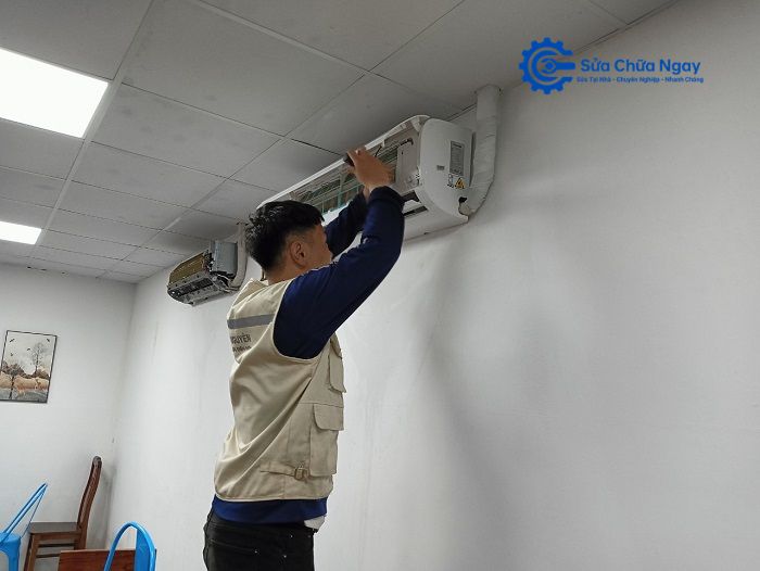 Kỹ thuật viên sửa điều hòa tại Bắc Từ Liêm đang kiểm tra và vệ sinh dàn lạnh theo quy trình tiêu chuẩn