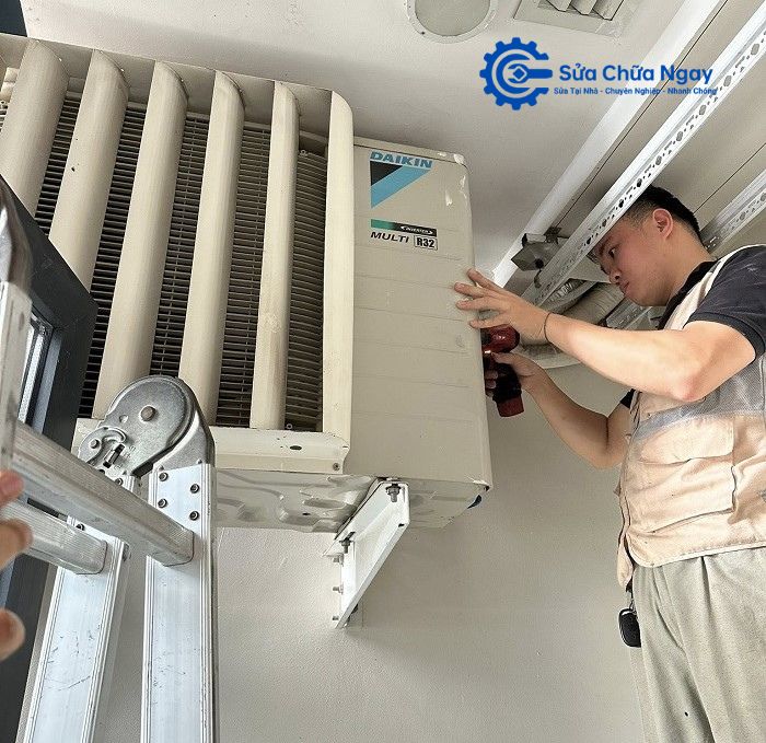 Thợ sửa điều hòa tại Long Biên đang kiểm tra và xử lý sự cố điều hòa tại nhà khách hàng