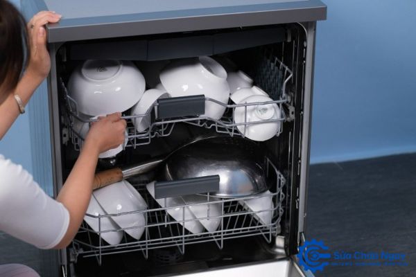 Máy rửa bát không rửa được khay trên cùng