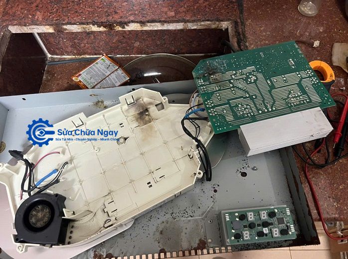 Bo mạch bếp từ được tháo rời để kiểm tra trong quy trình sửa chữa tại Tây Hồ