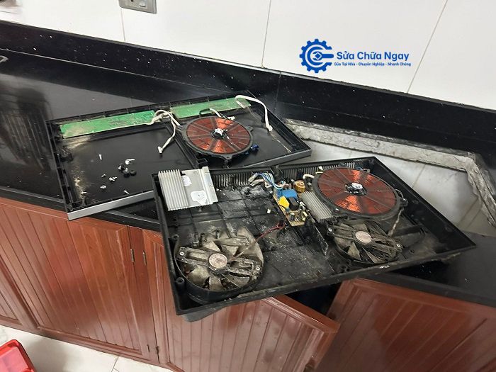 Bếp từ được tháo rời linh kiện để kiểm tra và sửa chữa tại Hoàng Mai.