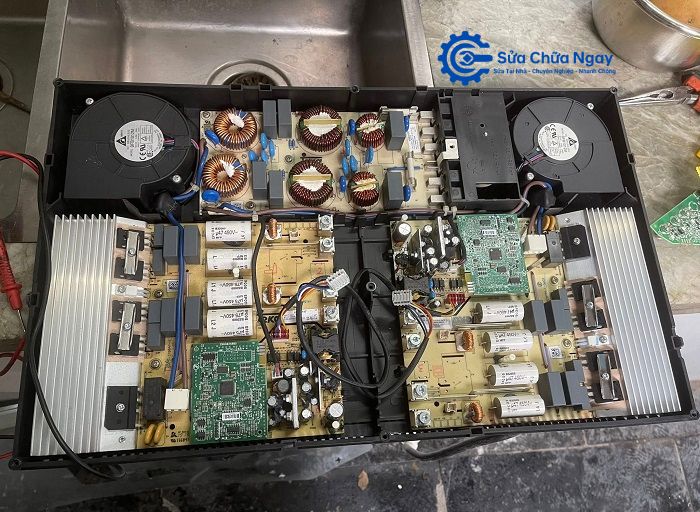 Bo mạch bếp từ được tháo rời để kiểm tra và sửa chữa tại Hoàng Mai.