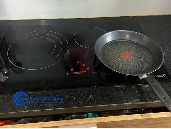 Kiểm tra bếp từ tại nhà ở các phố phường Tây Hồ