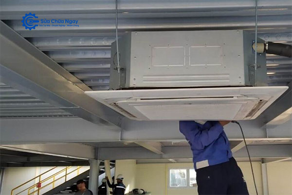 Đội thợ sửa điều hòa tại Phương Liệt kiểm tra hệ thống bằng thiết bị chuyên dụng