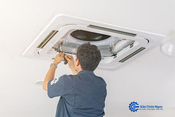 Kỹ thuật viên thực hiện kiểm tra và sửa điều hòa tại Phương Liệt theo quy trình chuẩn