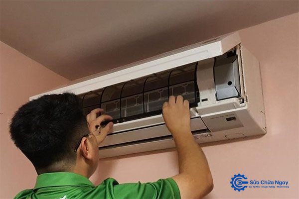 Kỹ thuật viên sửa điều hòa tại Thượng Đình kiểm tra dàn lạnh và bộ lọc máy