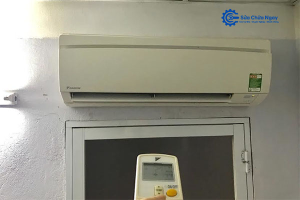 Thợ kiểm tra và xử lý lỗi điều hòa tại Hạ Đình