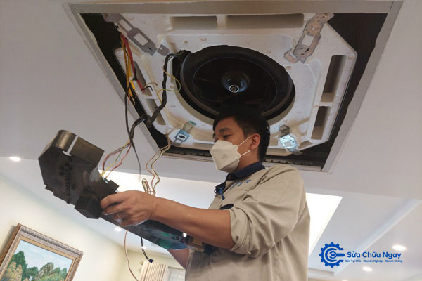 Kỹ thuật viên kiểm tra và sửa lỗi điều hòa tại Thanh Xuân Bắc