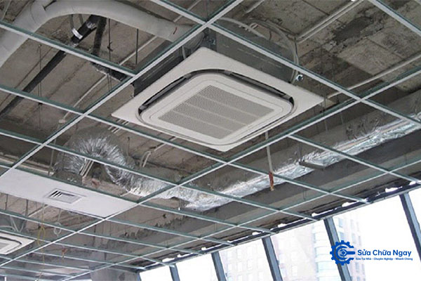 Kỹ thuật viên sửa điều hòa tại Thanh Xuân Trung tư vấn và báo giá trước khi sửa