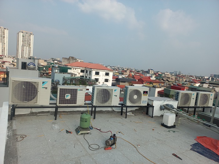 Quy trình sửa chữa điều hòa tại Ba Đình với kỹ thuật viên kiểm tra hệ thống điều hòa