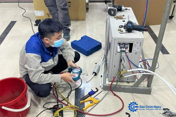 Thợ sửa điều hòa tại Hoàn Kiếm kiểm tra và xử lý các lỗi như không mát, chảy nước, thiếu gas, hỏng block