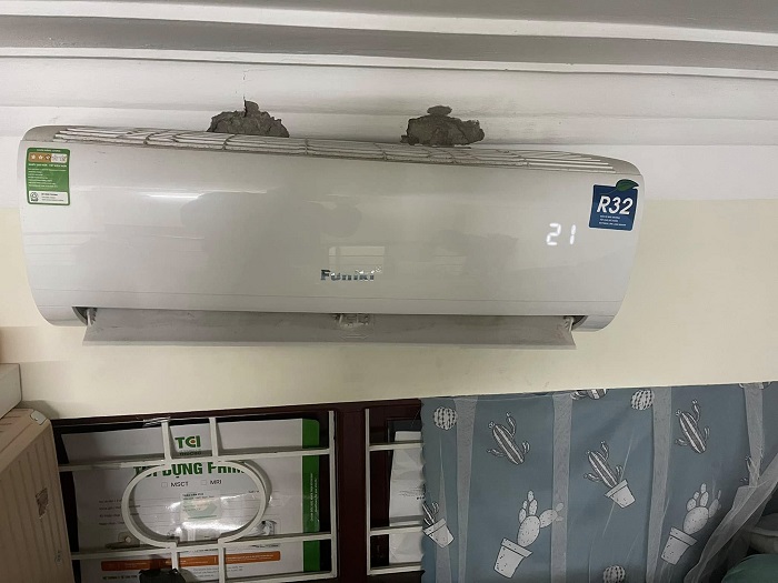 Kỹ thuật viên sửa điều hòa tại Ba Đình đang kiểm tra dàn lạnh và xử lý sự cố máy lạnh