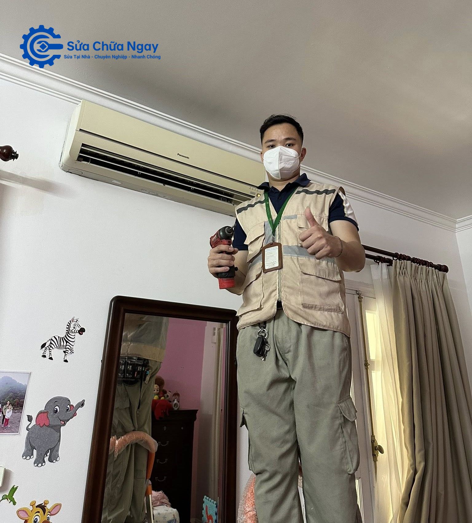 Kỹ thuật viên sửa điều hòa tại Hoàn Kiếm kiểm tra và sửa chữa điều hòa treo tường tại nhà