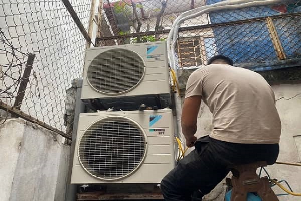 Kỹ thuật viên sửa điều hòa tại Ba Đình kiểm tra hệ thống máy lạnh chuyên nghiệp