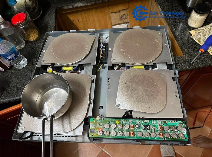 Kiểm tra linh kiện bên trong bếp từ khi sửa chữa