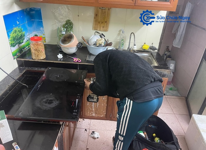 Thợ sửa bếp từ tại nhà Hà Nội của Sửa Chữa Ngay